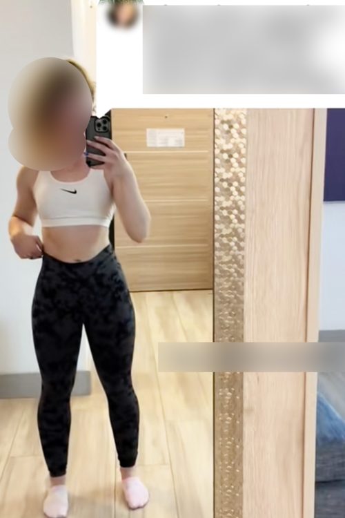 この服装でディズニー入園したところパーク内のTシャツを購入・着用することを余儀なくされたという（TikTokより）