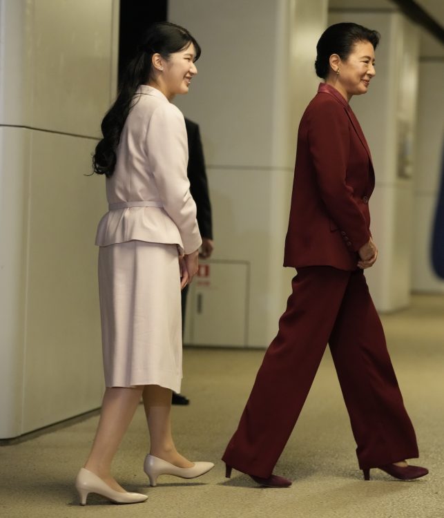 雅子さまはワインレッド、愛子さまはペールピンクのセットアップをお召しになった（2025年11月25日、撮影／JMPA）
