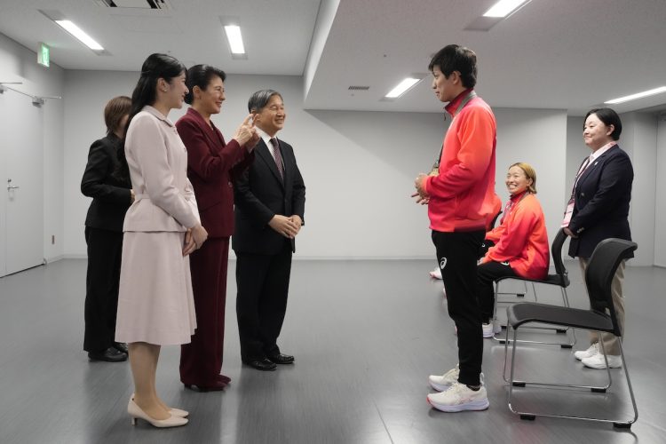 日本代表選手と懇談された天皇ご一家（2025年11月25日、撮影／JMPA）