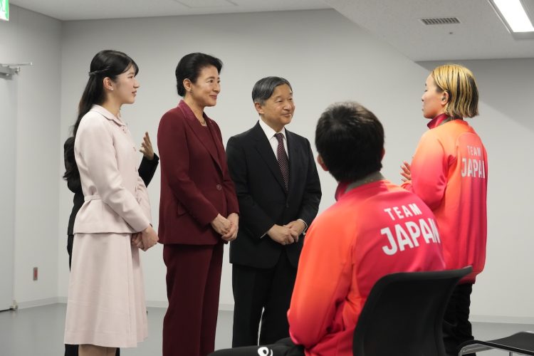 雅子さまのセットアップと同じ色味のネクタイをお召しになった天皇陛下（2025年11月25日、撮影／JMPA）