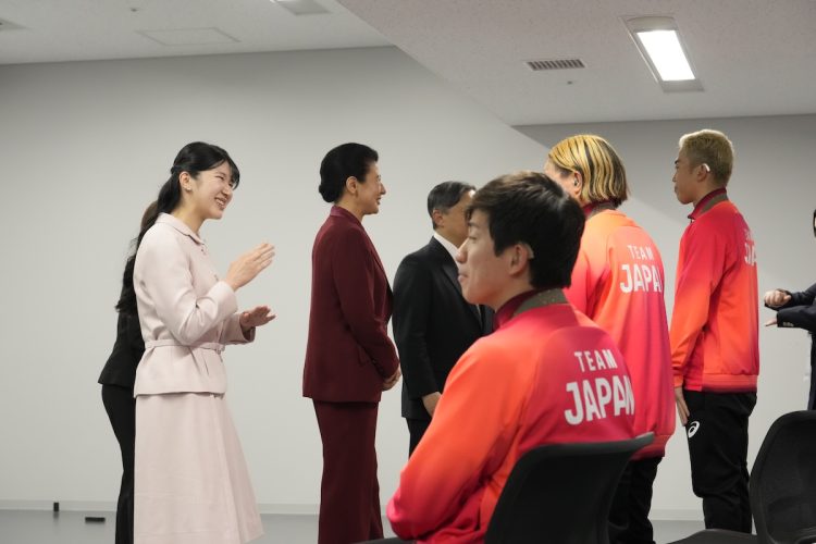 愛子さまのジャケットの襟は、「ペタルカラー」と呼ばれるデザイン（2025年11月25日、撮影／JMPA）