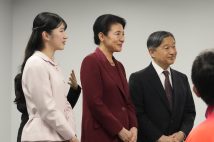 東京デフリンピックの水泳競技を観戦された天皇皇后両陛下と長女・愛子さま（2025年11月25日、撮影／JMPA）