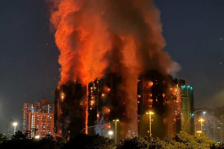 大きく煙が上がっている（時事通信フォト）