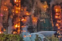 26日午後、香港の高層集合住宅で火災が発生した（時事通信フォト）