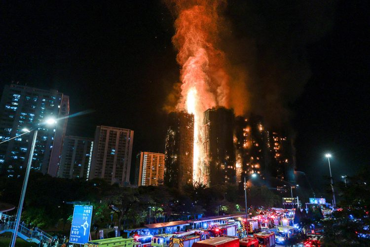 27日未明もまだ鎮火していない（時事通信フォト）