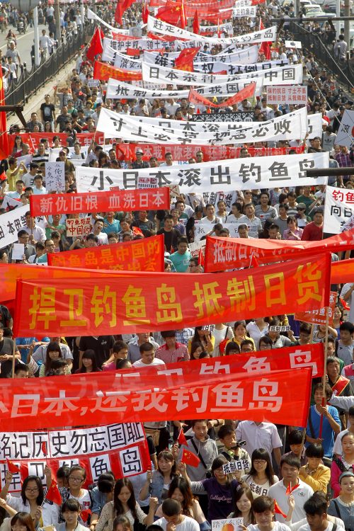 日本の尖閣諸島国有化に対する抗議デモ（2012年9月15日、中国・河南省。写真／AFP＝時事）