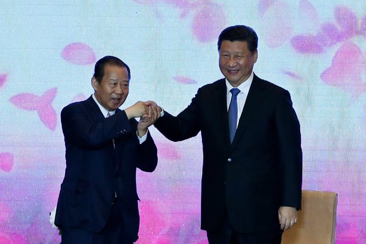 中国の習近平国家主席（右）と握手を交わす二階俊博氏（2015年5月23日、中国・北京。写真／EPA＝時事）