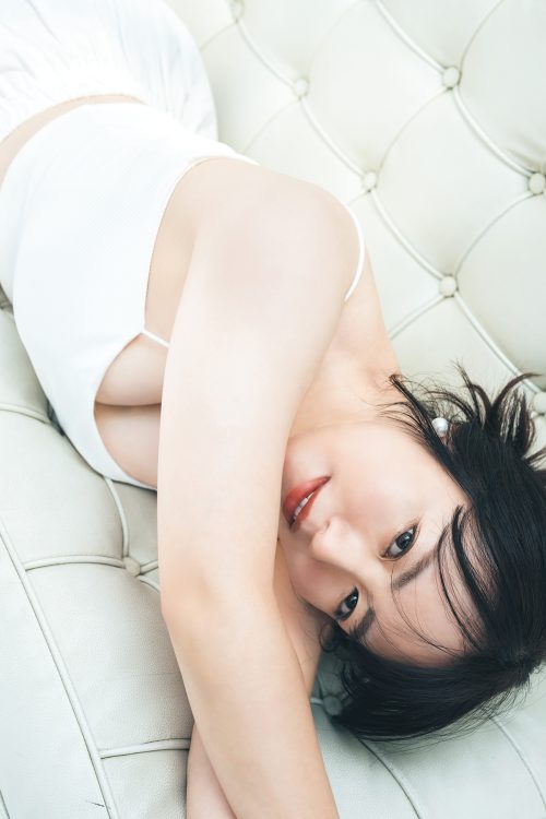 『磯山さやかofficial calendar 2026』（ハゴロモ）が発売中