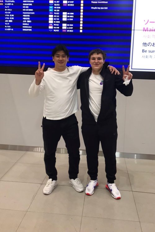 来日時の安青錦(右)と山中新大氏(山中氏提供)