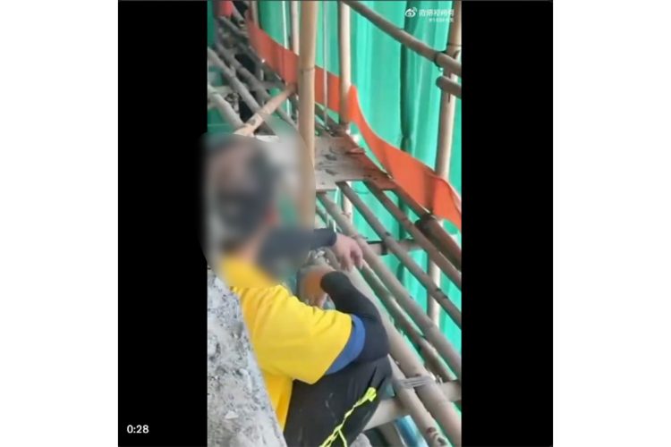 タバコを吸う作業員（Xより）