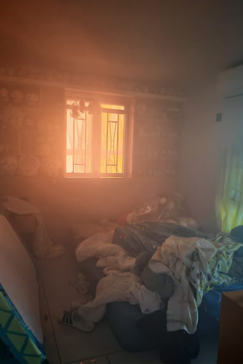 火災発生後、室内からの状況。窓からは炎らしきものが見える(FBより)