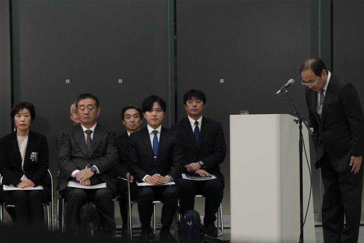 記者会見で頭を下げる清水賢治社長（11月7日撮影、共同通信社）