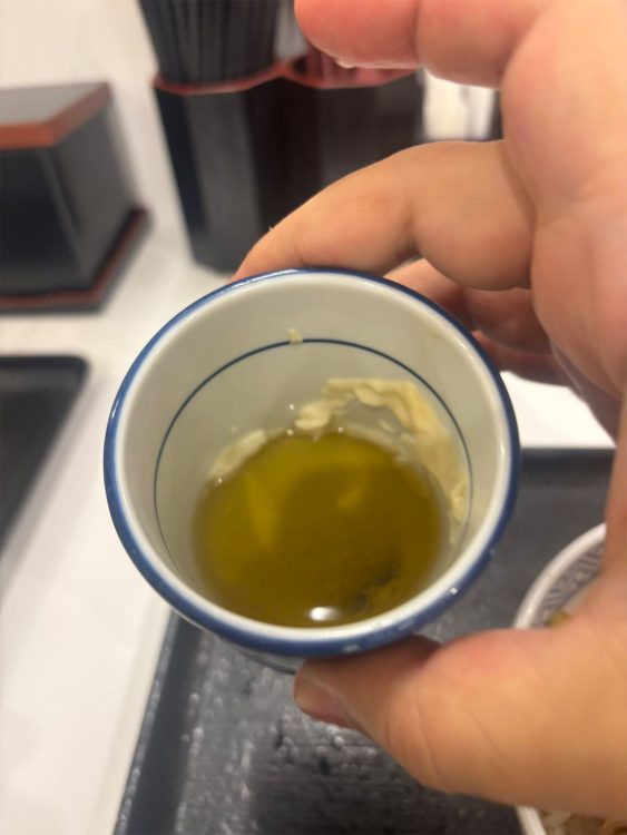 湯呑みに混入していた「黄ばんだ謎の白い物体」