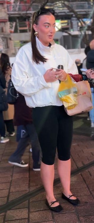 レギンススタイルがラフだ