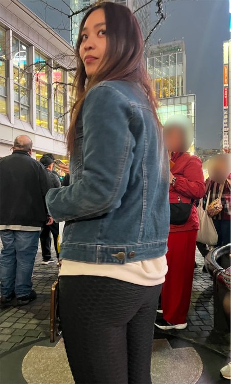 インタビューに応じたサオリさん。海外在住経験があるという