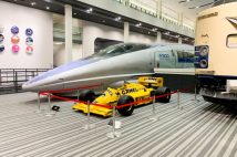 新幹線とF1マシンのツーショット！京都鉄道博物館で実現したJR西日本とホンダ・レーシングの“異色コラボ”　「レーシングカーと鉄道車両は技術と歴史に共通点が多い」