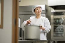 《家族をあてにしない“女性の老後資金つくり”》「年金繰り下げ」「資産運用」の2本柱を支えるのは「可能な限り働いて収入を得ること」　スキマ時間で月2万～3万円稼ぐだけで大きな安心感