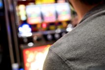 《ホールの売上に直結》パチンコホールの広告宣伝で拡大する「来店イベント」　有名タレントより一般的には無名の“演者”が重宝される理由