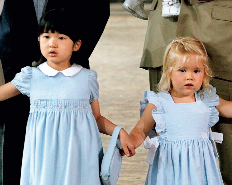 幼なじみのアマリア王女と（2006年8月、時事通信フォト）