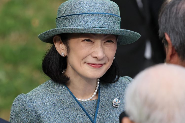 秋の園遊会で招待者と歓談される紀子さま（2025年10月28日撮影、時事通信フォト）