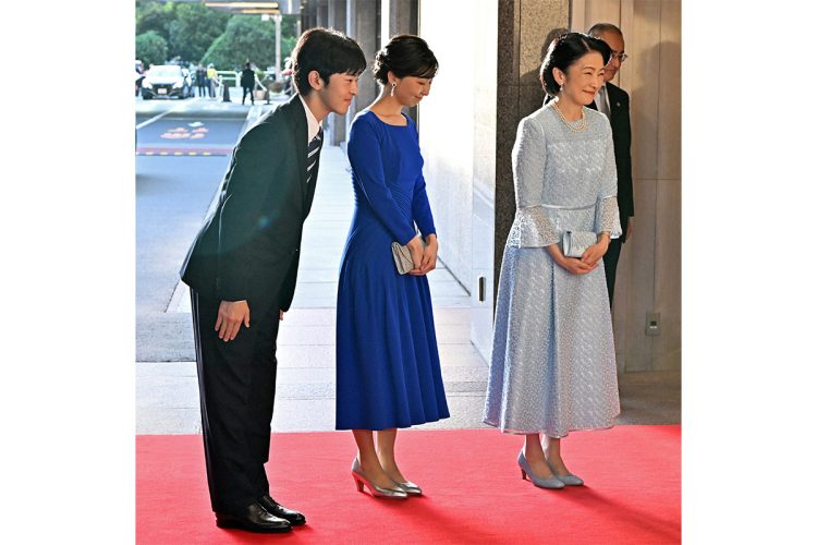 悠仁さまの成年を祝う「内宴」が行われる会場に到着された秋篠宮妃紀子さま、次女・佳子さま、長男・悠仁さま（2025年9月6日撮影、時事通信フォト）