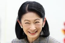 ガーリーなファッションに注目が集まっている秋篠宮妃の紀子さま（時事通信フォト）