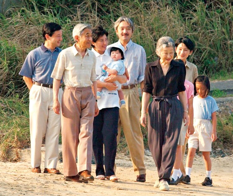 初めての御用邸では御一家で磯遊びを（2002年8月、時事通信フォト）