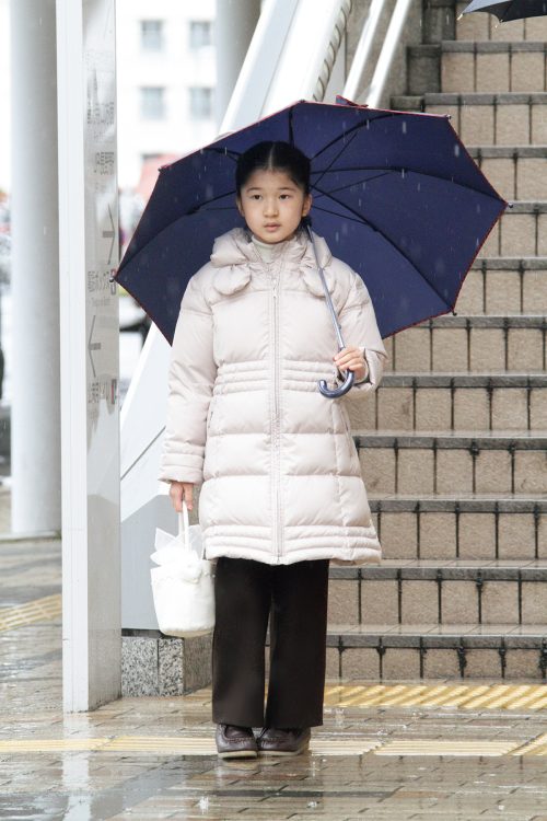 傘をさして向かう先は毎年恒例のスキー（2010年3月、撮影／JMPA）