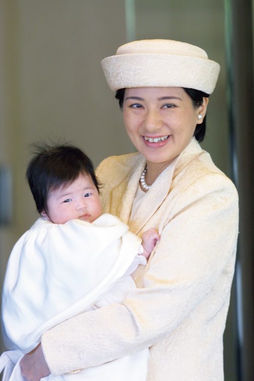 生後103日のお宮参り、ふくふくほっぺが愛らしく （2002年3月、撮影／JMPA）