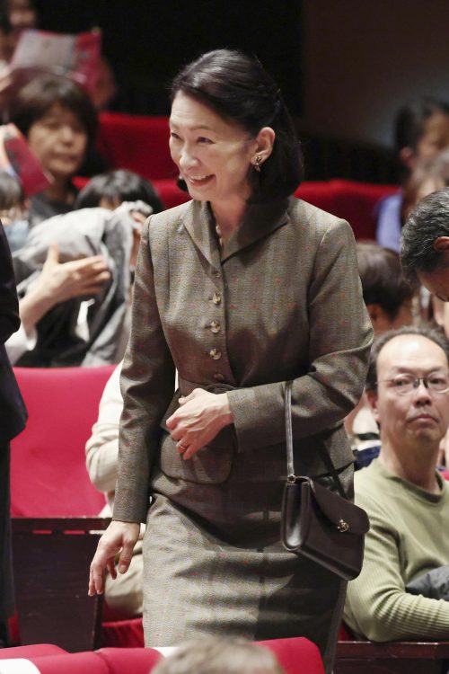 グレーと茶色のグレンチェックに無数の小さなハート柄が加わった“技あり”なスーツを着こなされていた