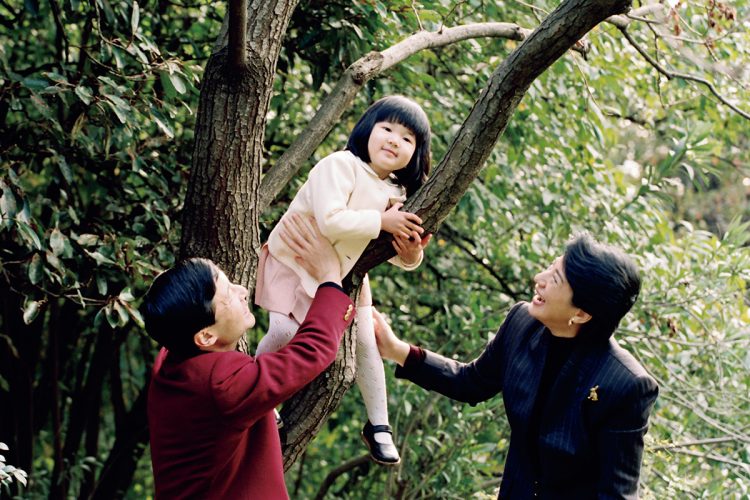 お庭遊びでは、木登りを楽しまれるおてんばな一面も（2004年11月、写真／宮内庁提供）