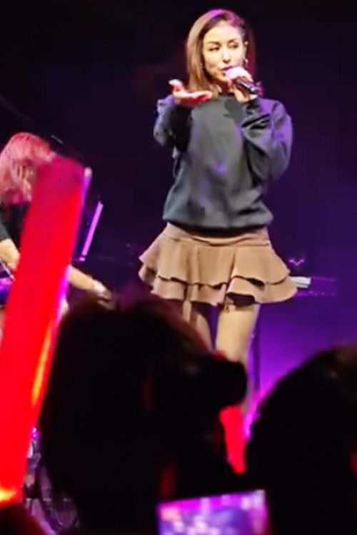 観客に歌声を届けるBENI（Bilibiliより）