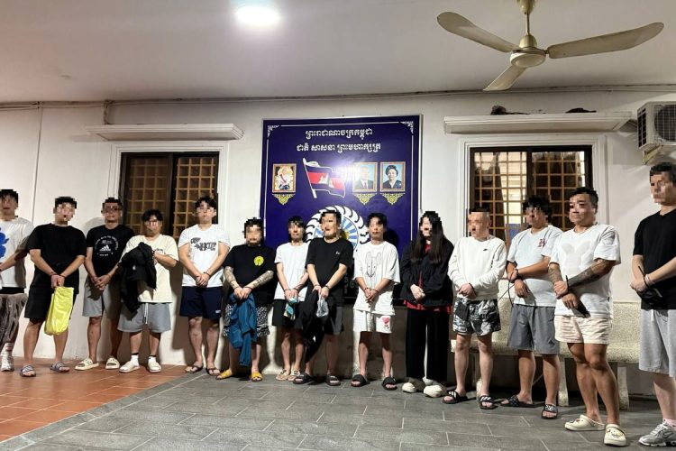 カンボジア当局に摘発される現地の構成員