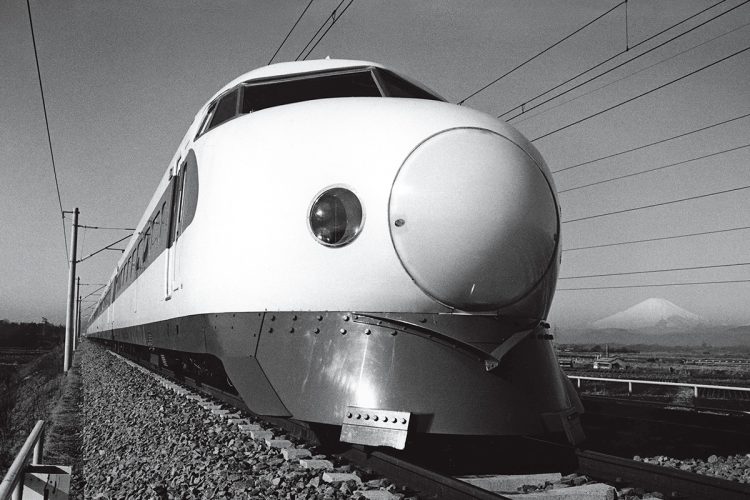 「鉄道人生で最大のエポックは新幹線の登場」（広田氏）。日本の技術を詰め込んだ新幹線の彼方に富士山が聳える。1964年（C）広田尚敬