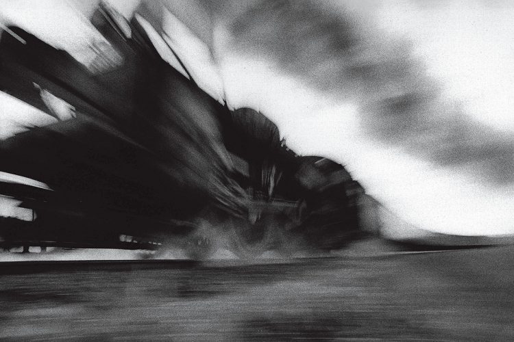 「鉄道写真の神様」の名を決定づけた写真集『SL夢幻』収録の1カット。日豊本線田野〜青井岳間でC55の動輪を中心に撮影。1/8秒のスローシャッター。1973年3月（C）広田尚敬