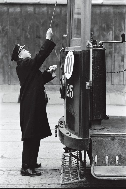 約400点の作品を収録する写真集『鉄道写真 広田尚敬』