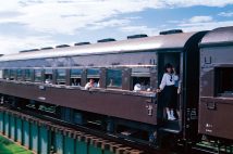 山陰本線の米子近く、日野川の橋梁を渡る列車。地方の高校生の、微笑ましい朝の通学風景。1978年（C）広田尚敬