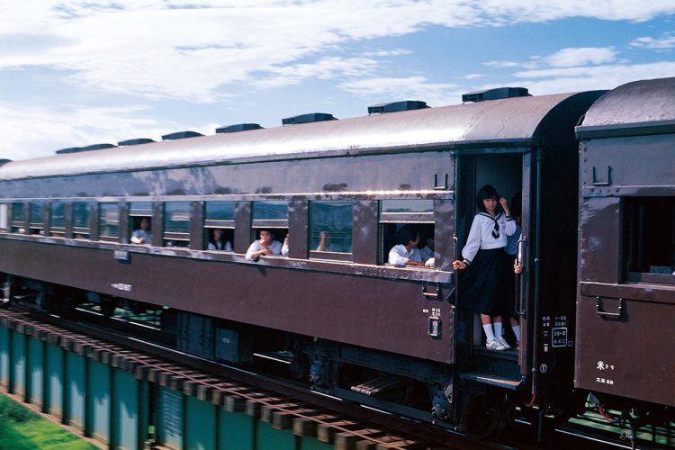 山陰本線の米子近く、日野川の橋梁を渡る列車。地方の高校生の、微笑ましい朝の通学風景。1978年（C）広田尚敬
