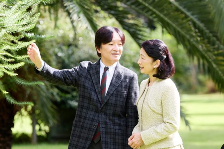 宮邸の庭内をご散策（宮内庁HPより）