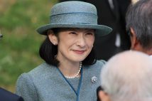 秋の園遊会で招待者と歓談される秋篠宮妃紀子さま（時事通信フォト）