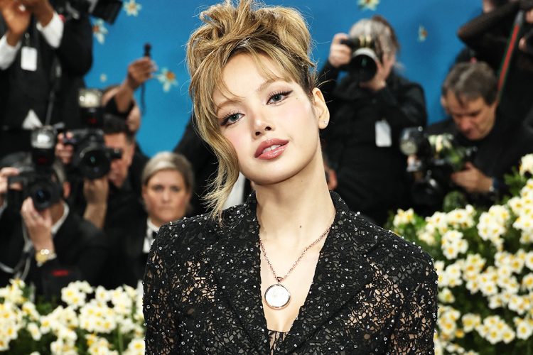 ニューヨークのイベントでパンツレスファッションで現れたリサ(時事通信フォト)