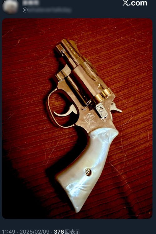 謎のモデルガンも投稿されていた（本人SNSより）