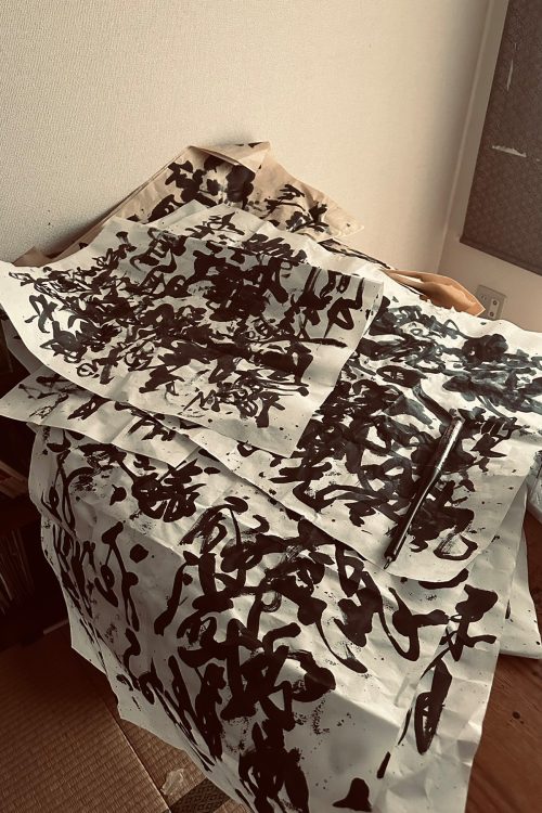 ぐちゃぐちゃに描かれた墨絵のようなものも（本人SNSより）