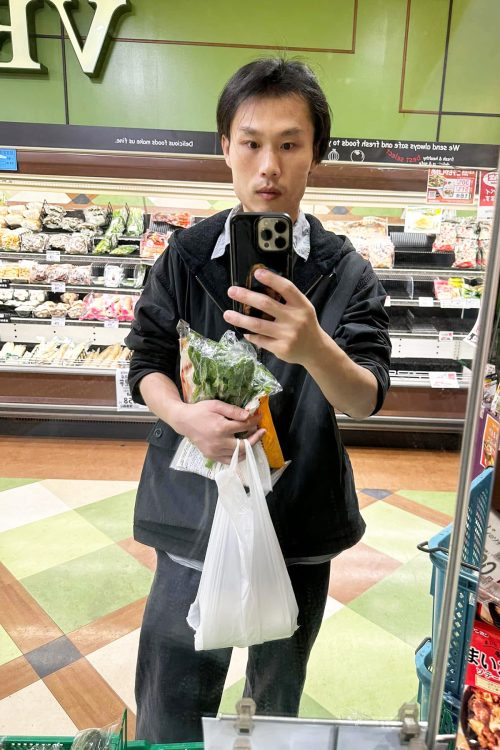 スーパーと思われる場所で自撮りをしていた容疑者（本人SNSより）