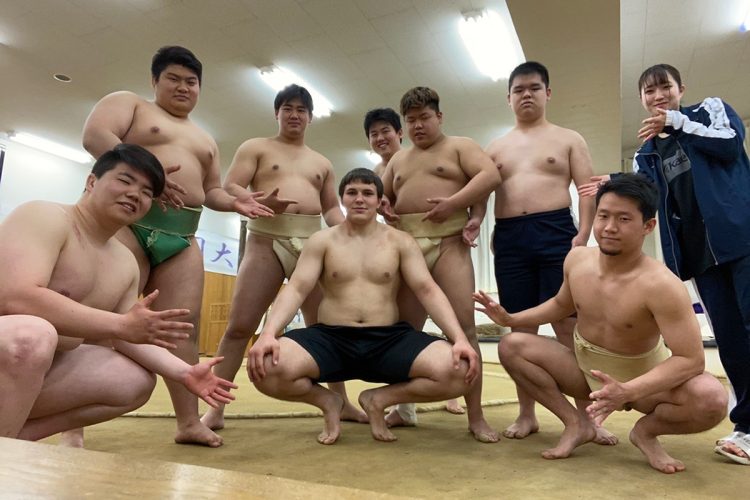 関大相撲部で稽古に励んだ安青錦（中央、山中氏提供）