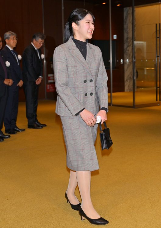 グレーのセットアップをお召しになった愛子さま（2025年11月27日、撮影／JMPA）