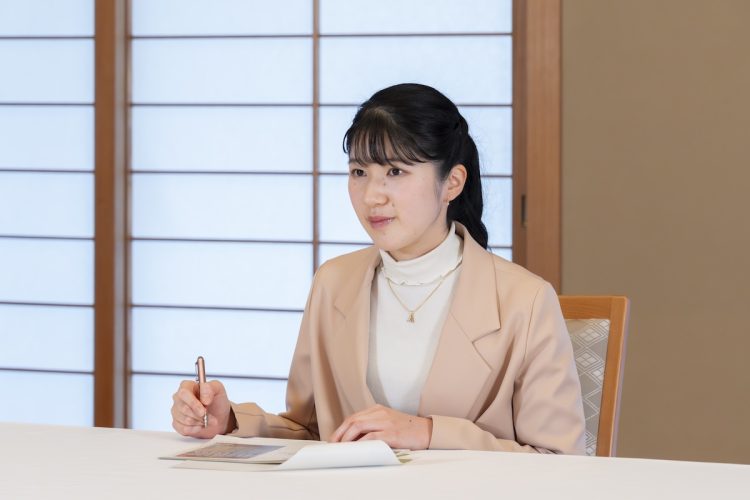 ラオス語を学習される愛子さま（2025年11月10日、写真／宮内庁提供）