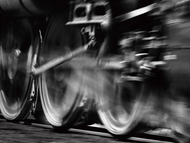 写真集の初回分出荷特典は、代表作『C62動輪』の銀塩プリント（裏面に直筆サイン入り）　（C）広田尚敬