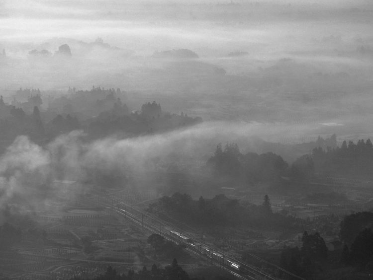 奥羽本線庭坂～赤岩間、EF71が牽引する貨物列車が霧の中を走る幻想的な風景。1975年　（C）広田尚敬