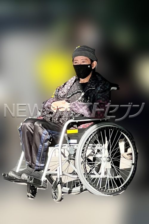 スタッフが付き添い、施設内を車イスで移動していた美川